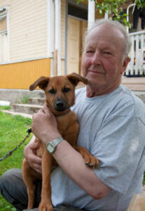 Rolf Boman med en hund i famnen. 