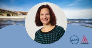 Porträttbild av Ann-Sofie Hermanson mot av havsbakgrund