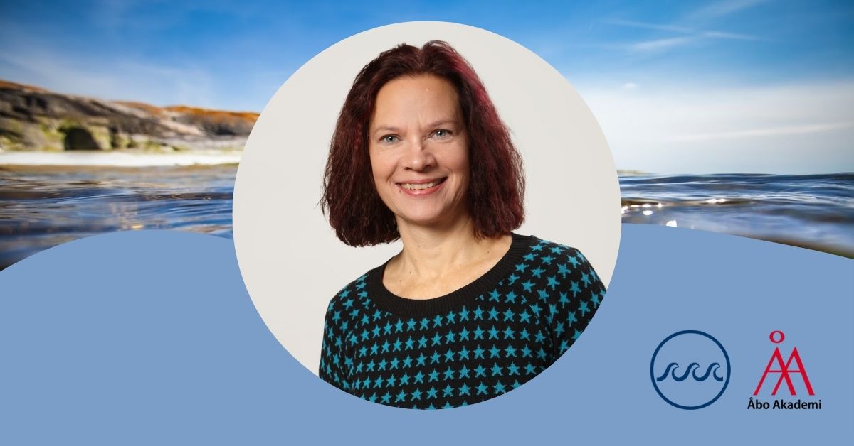 Porträttbild av Ann-Sofie Hermanson mot av havsbakgrund