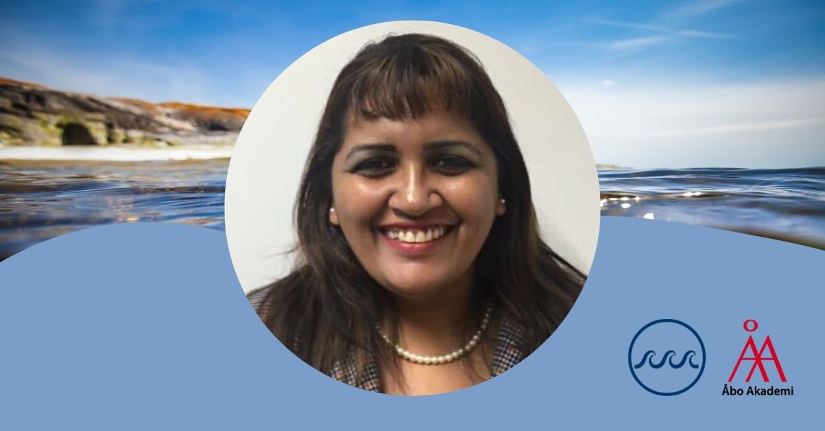 Porträttbild på Savitri Jetoo i mitten av bilden mot av bangrund av havet. i nedra högre hörnet forskningsprofilen havets logo och ÅAs logo