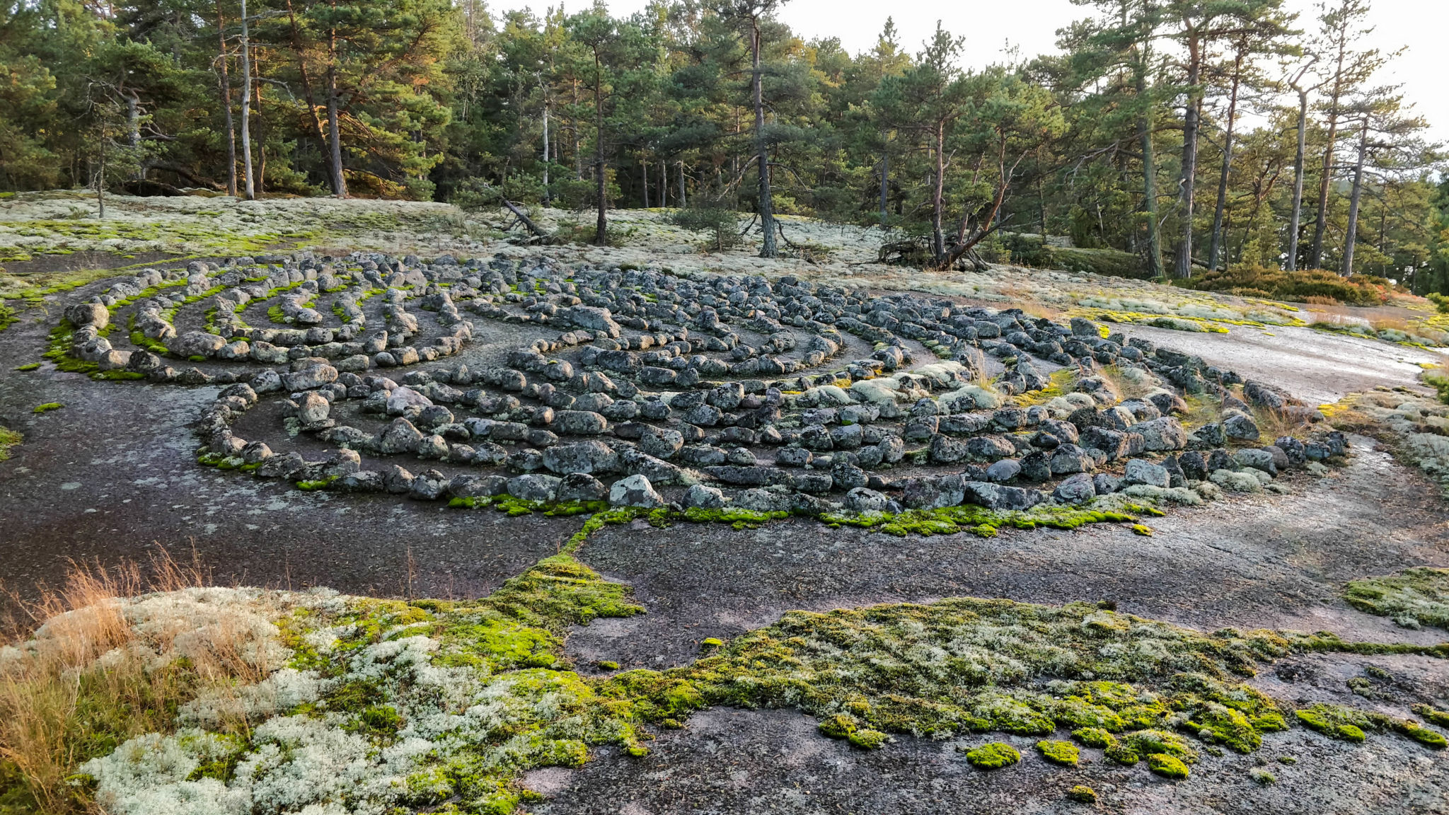 En stenformation, så kallad jungfrudans.