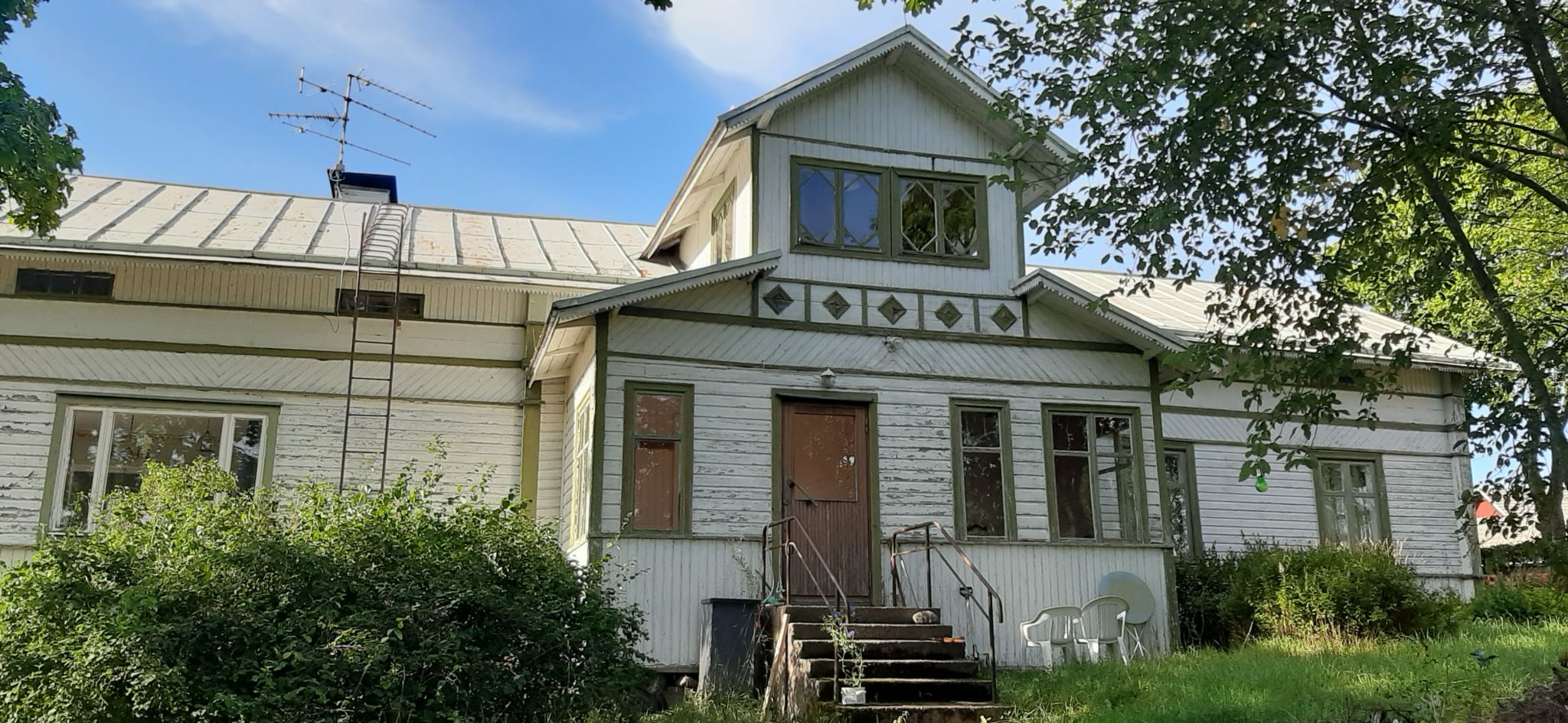 Ett slitet vackert hus.