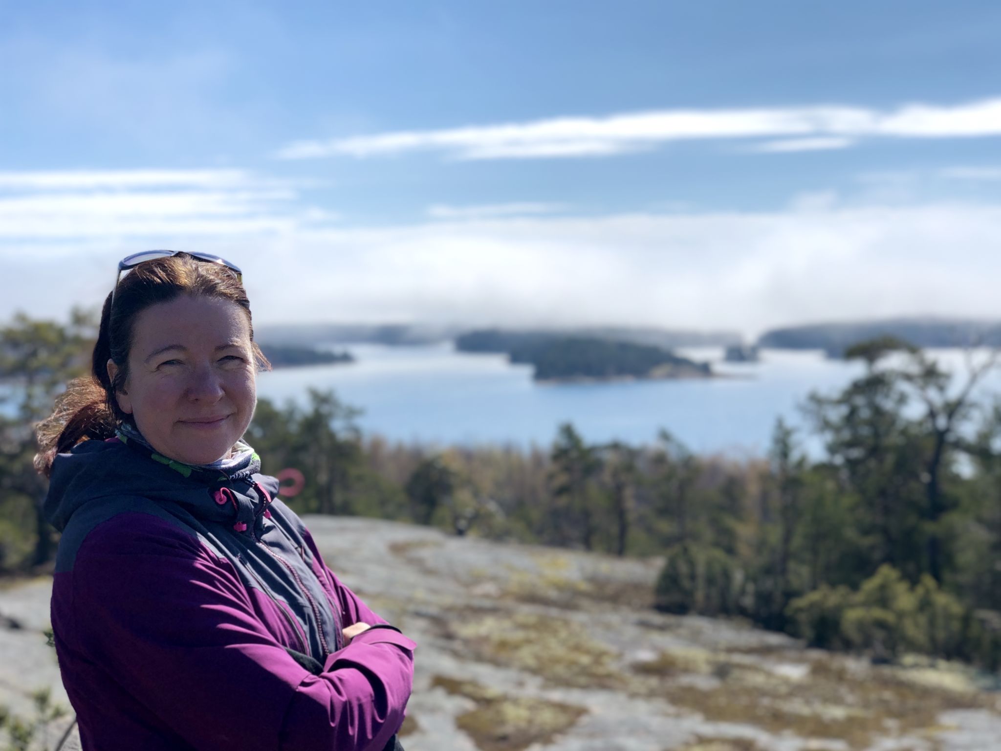 En leende Pia Prost med vacker skärgårdsvy bakom.