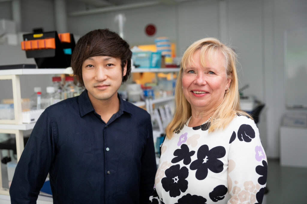 Akira Takeda och Sirpa Jalkanen i ett laboratorium