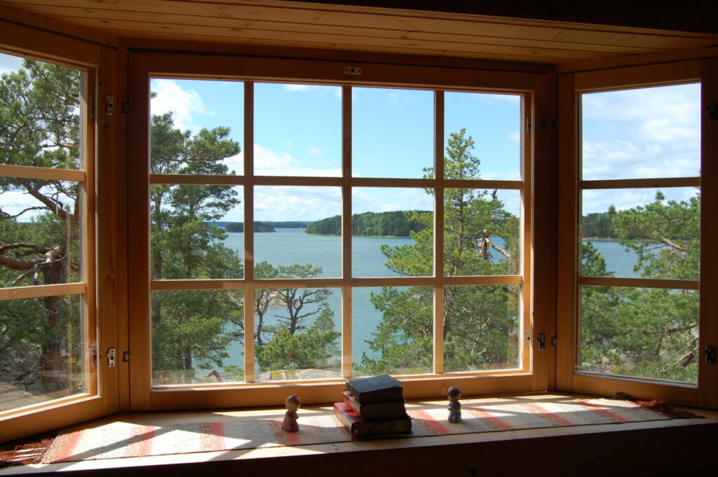 Ett panoramafönster med utsikt över havet.