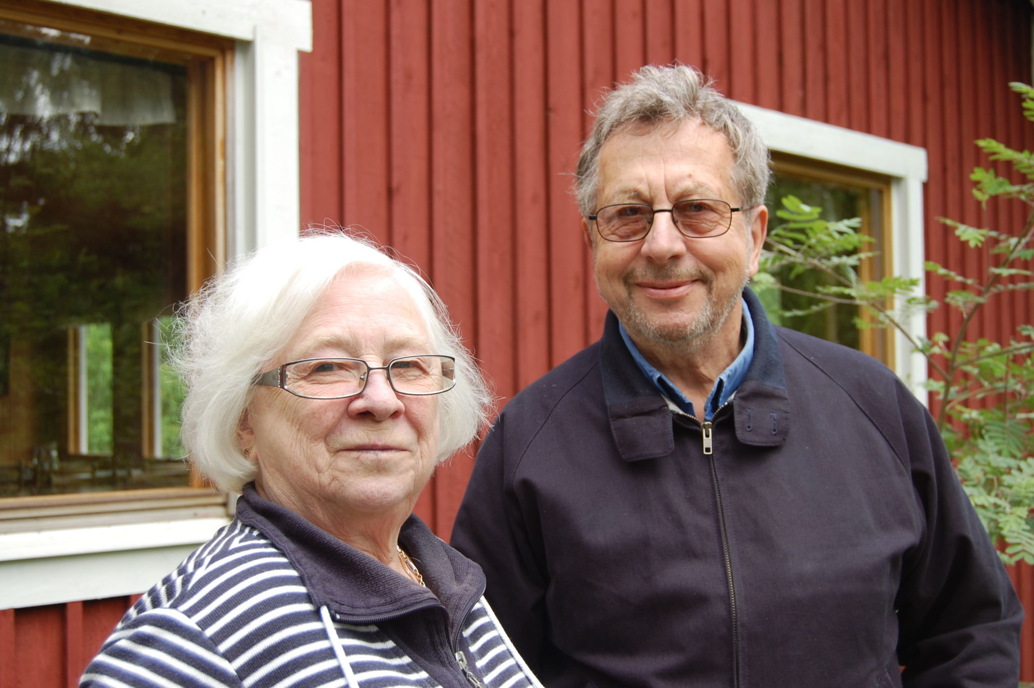 Paret Kronehag utanför sitt hus.