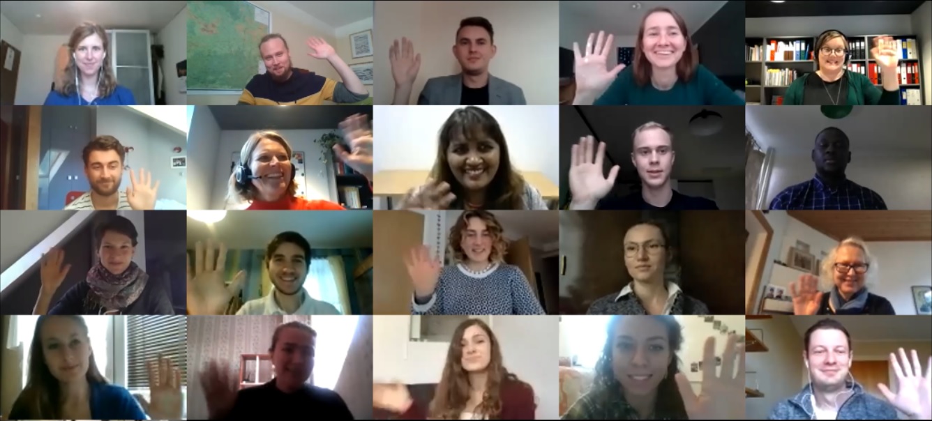 ett zoomöte med många deltagare i rutan