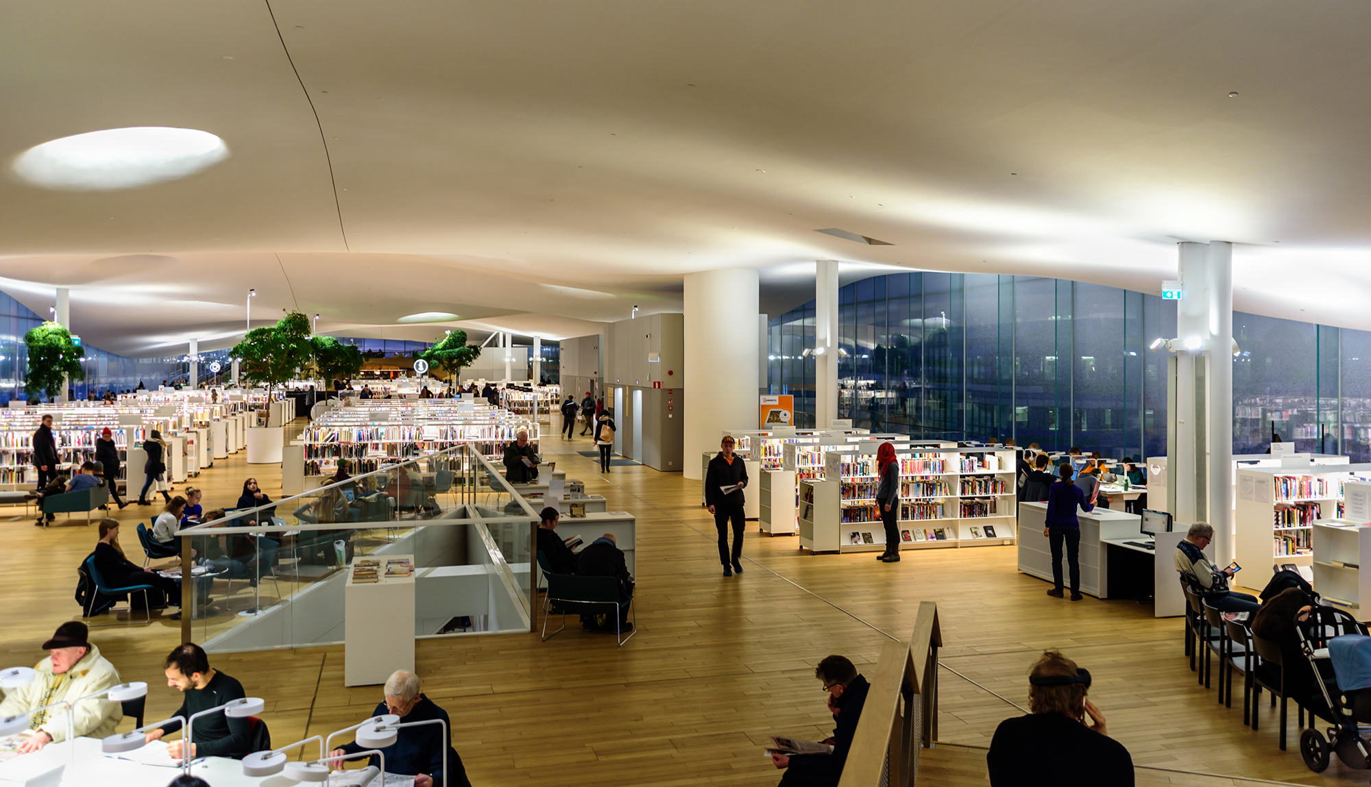 Interiör från centrumbiblioteket Ode i Helsingfors.