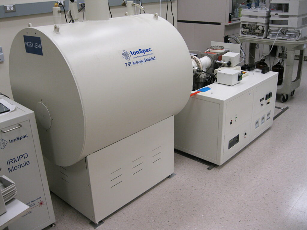 Foto på apparatur i ett laboratorium.