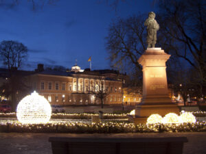 Per Brahe-statyn i julbelysning.