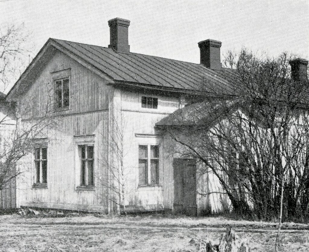 En svartvit, gammal bild på ett egnahemshus.