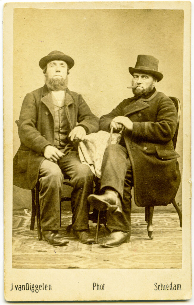 Två pampiga gubbar på gammal gulnad, svartvit porträttbild.