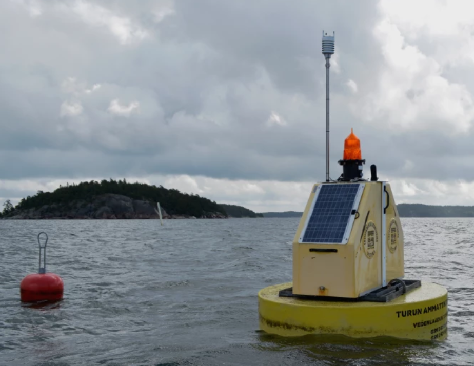 En mätstation guppar ute till havs.