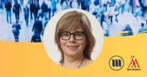 Rund porträttbild på Ann-Catirn Östman. I bakgrunden uppe en folkmassa med suddiga människor. I bakgrunden nere gult och Minoritetsforskningens logo och ÅAs logo.