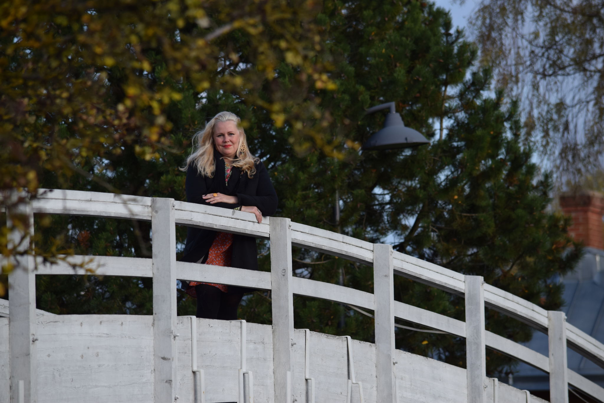 Jane Wingren står på en bro.