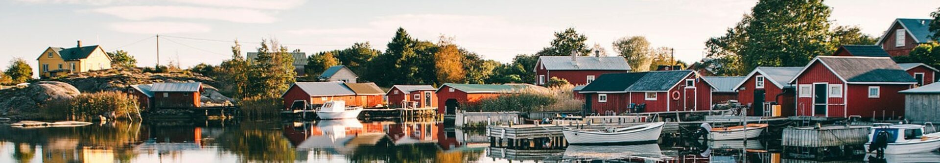 En småbåtshamn i lugnt och soligt väder.