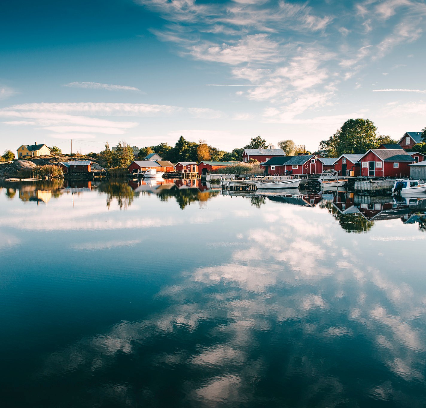 En småbåtshamn i lugnt och soligt väder.