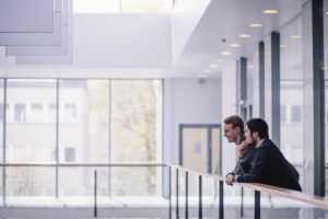 Två studerande i en aula.