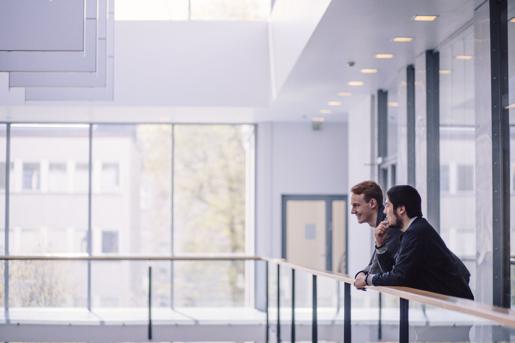 Två studerande i en aula.