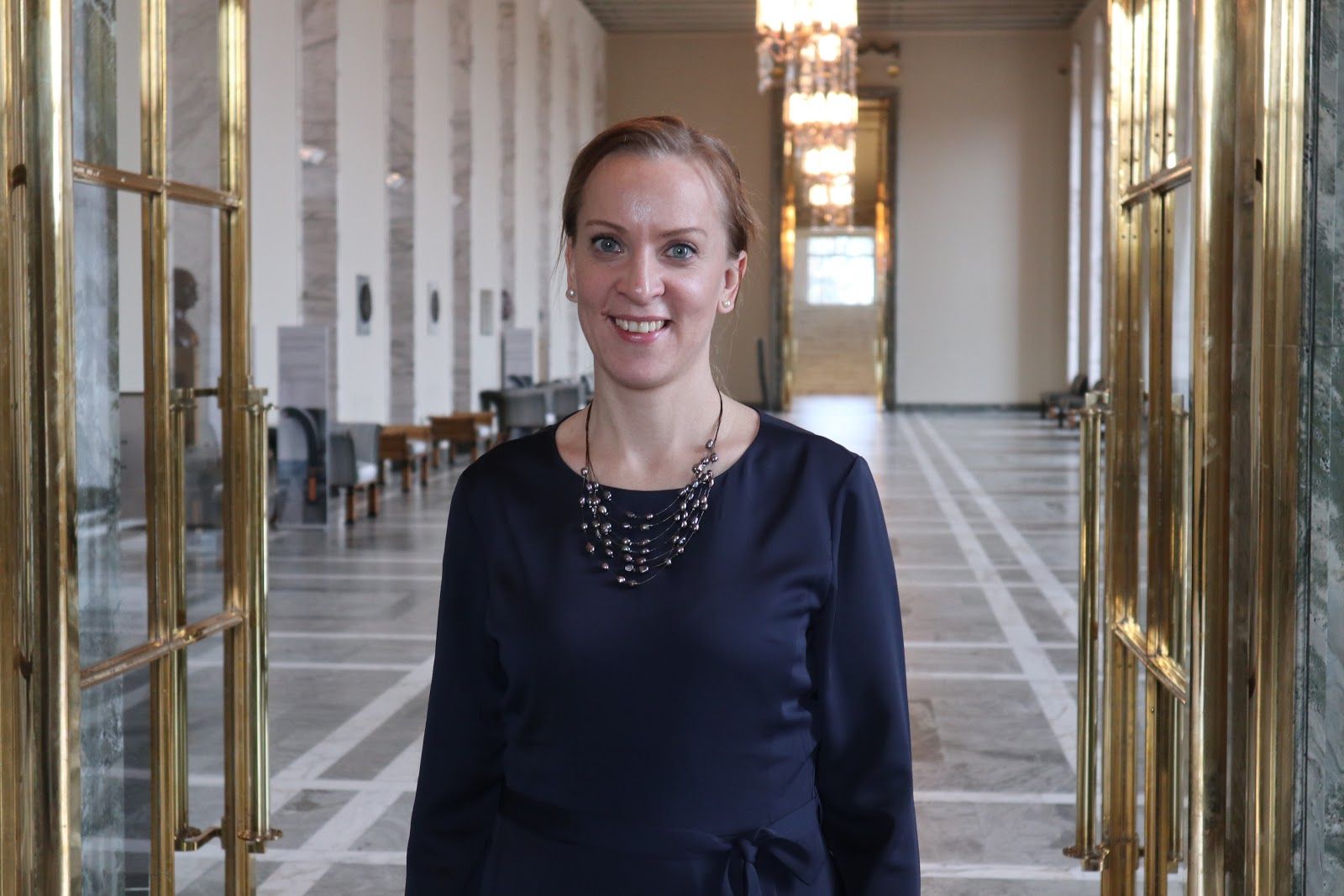 Sandra Bergqvist i en korridor i Riksdagshuset.
