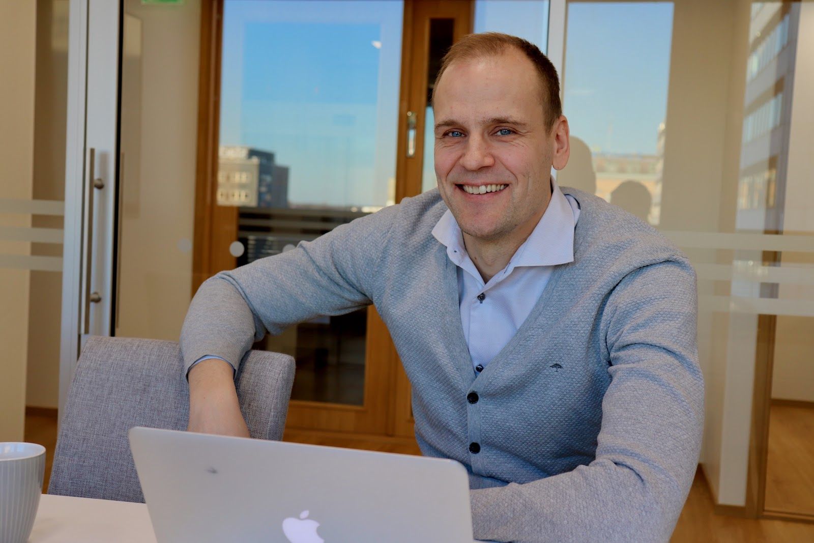 Staffan Granholm vid sin laptop.