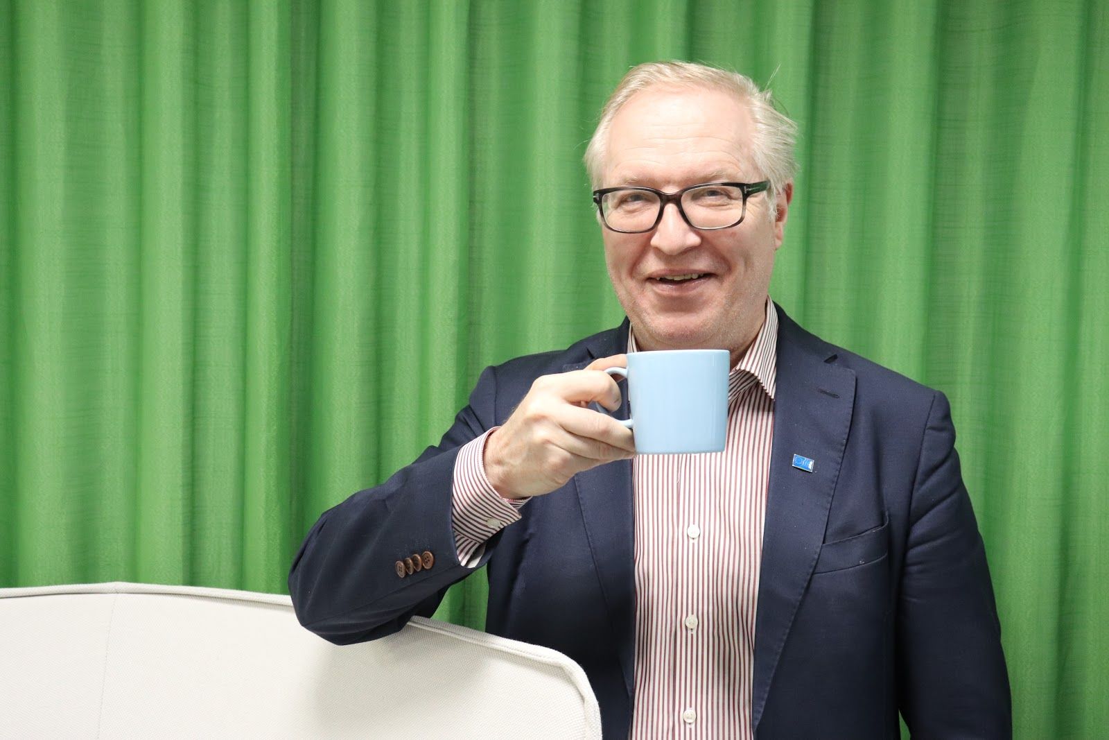 Sture Fjärder med en kaffekopp i högsta hugg.