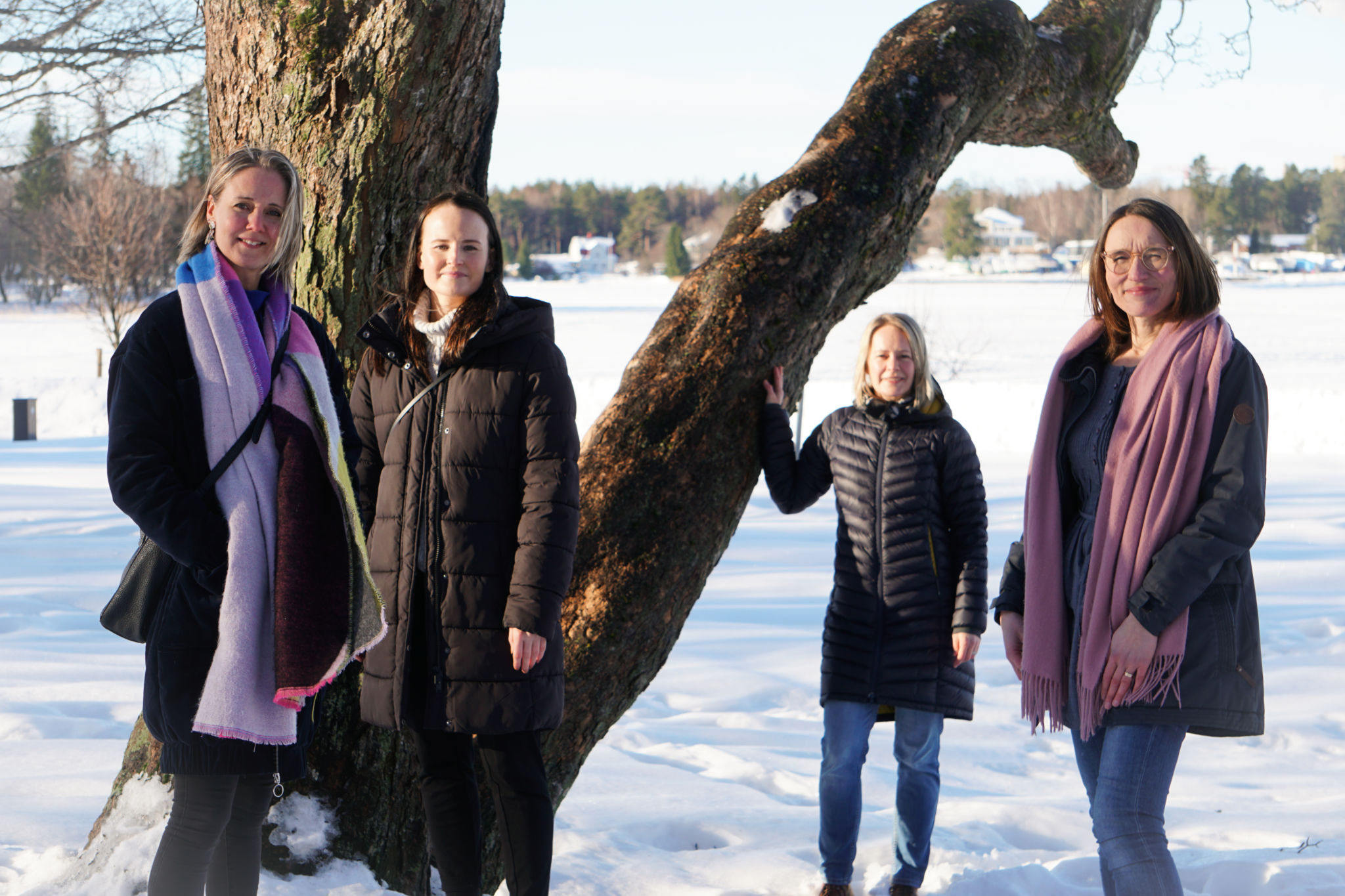 Fyra kvinnor, projektpersonalen i TESSU, fotade utomhus.