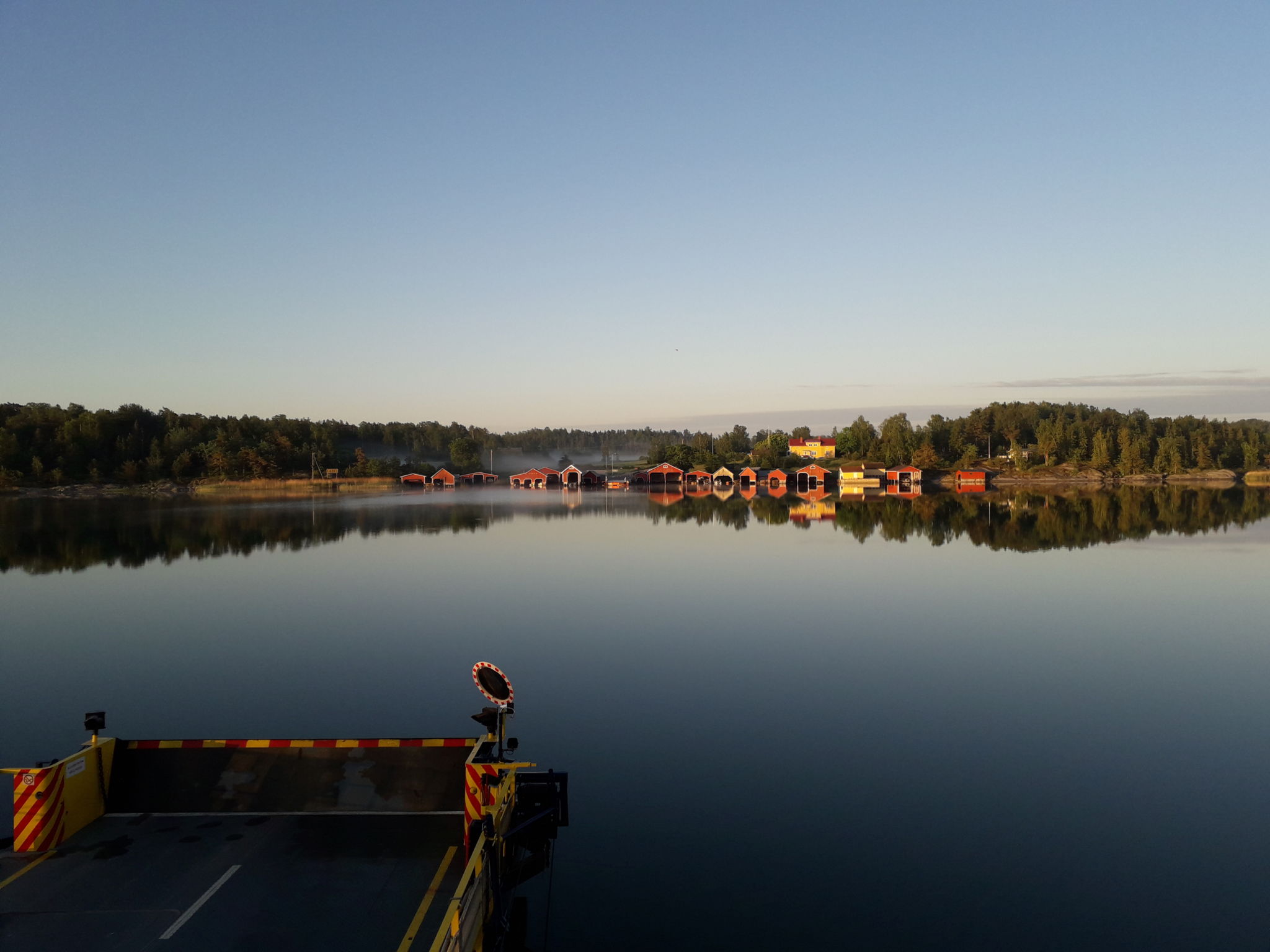 Ett vindstilla skärgårdslandskap från ön Björkö i Houtskär.