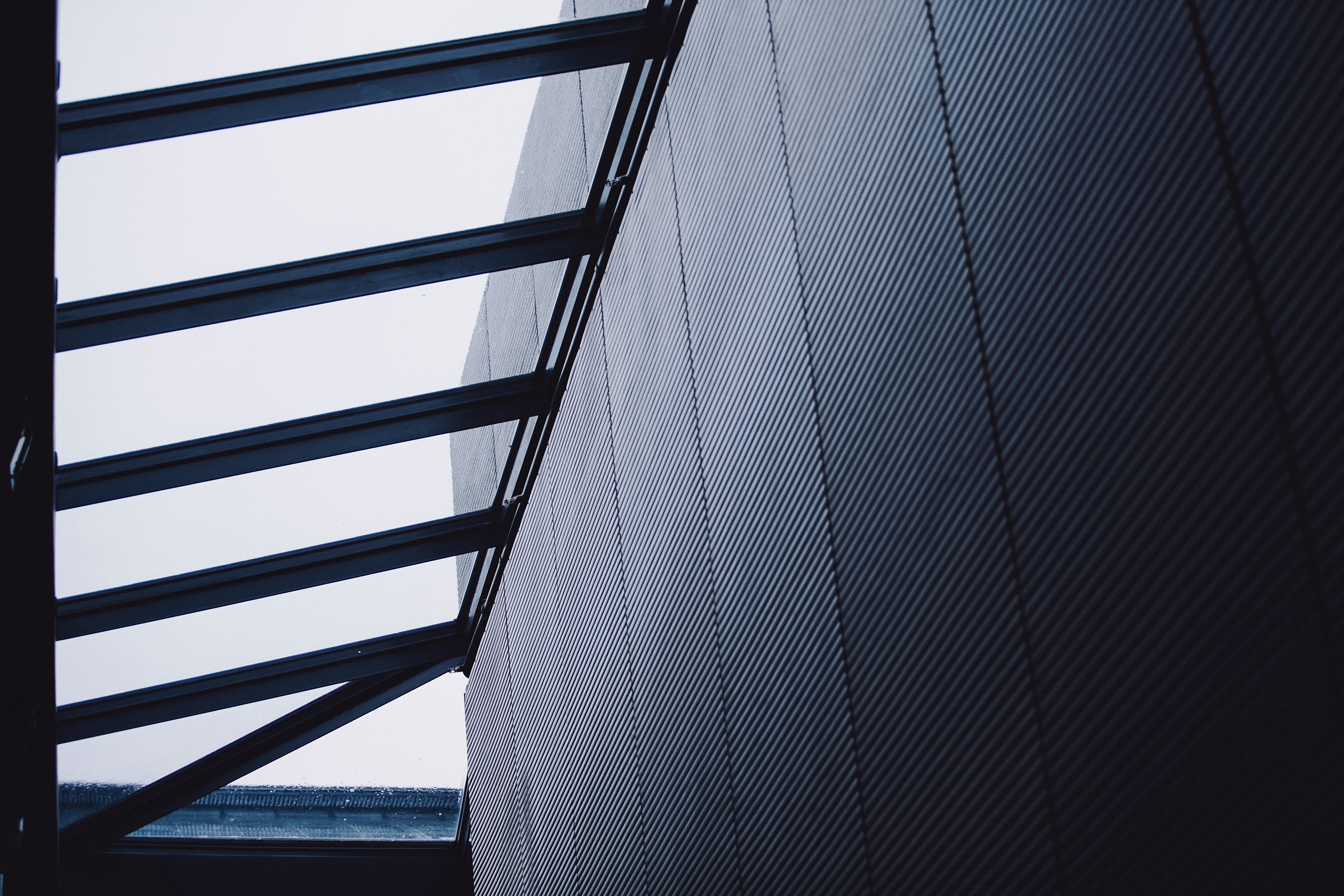 Innertak med fönster.