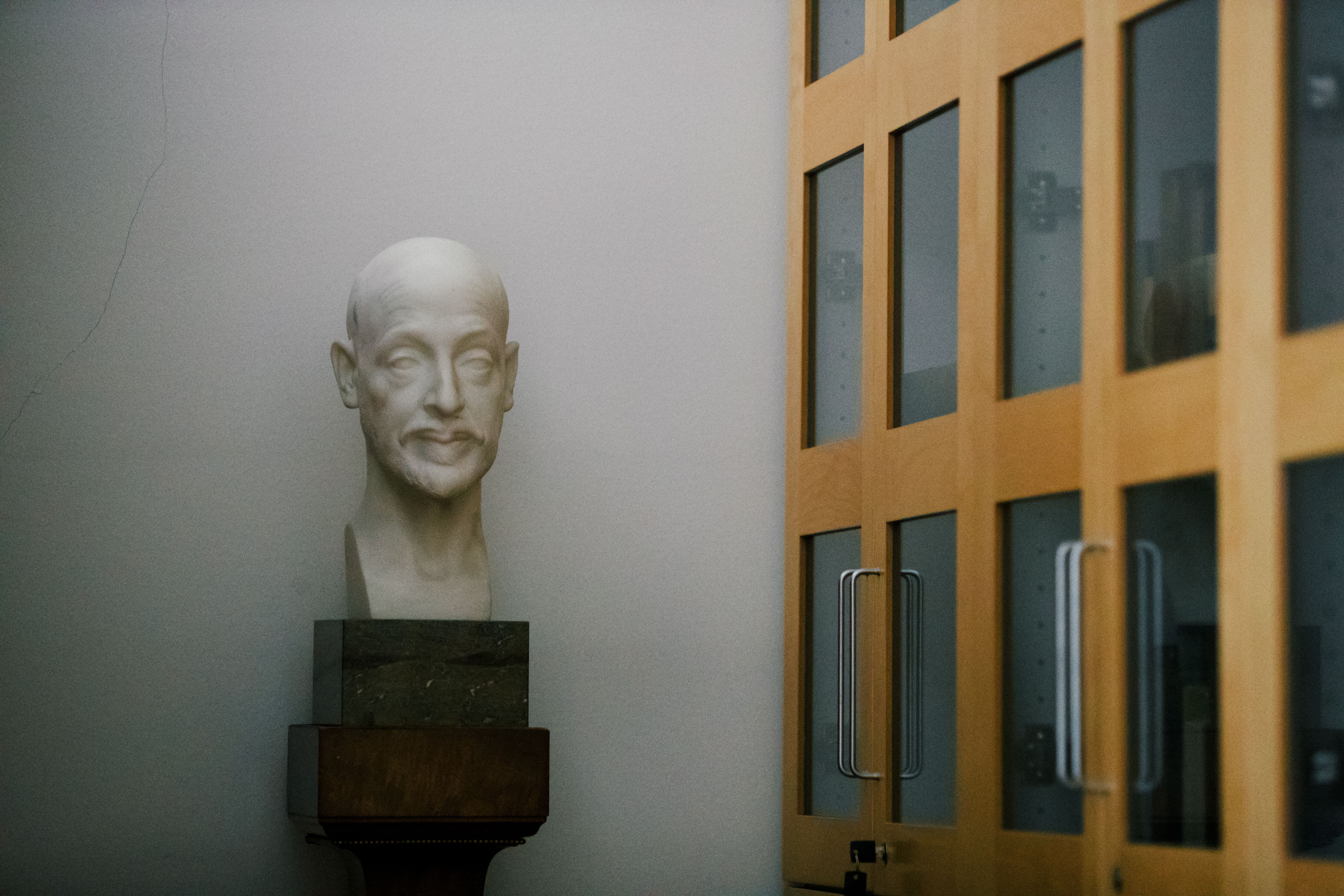 En skulptur vid en vägg.