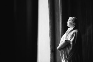 Liten staty i Teologicum.