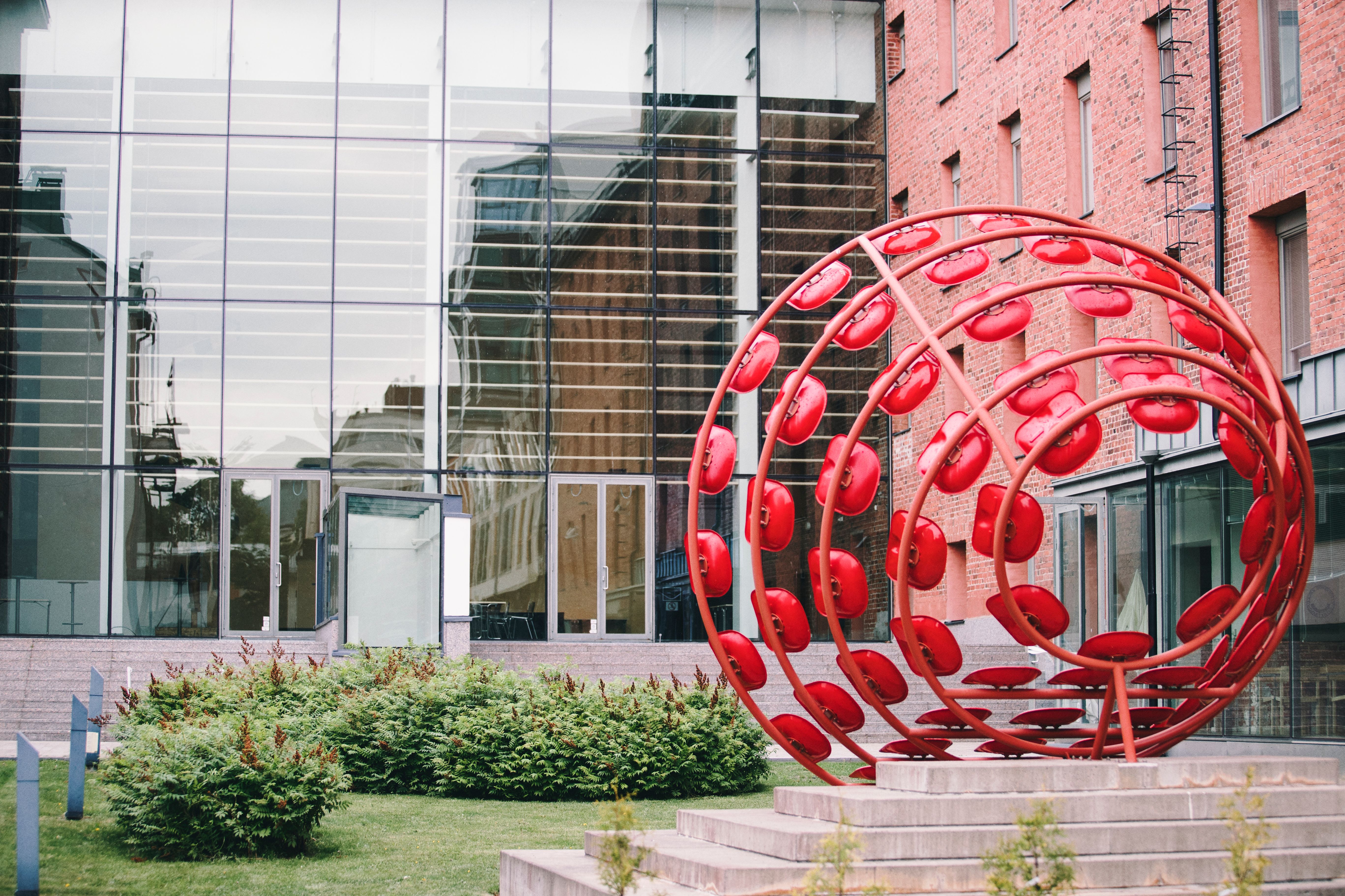 Parabolarenan, konstverk av Albert Braun på Academills innergård.