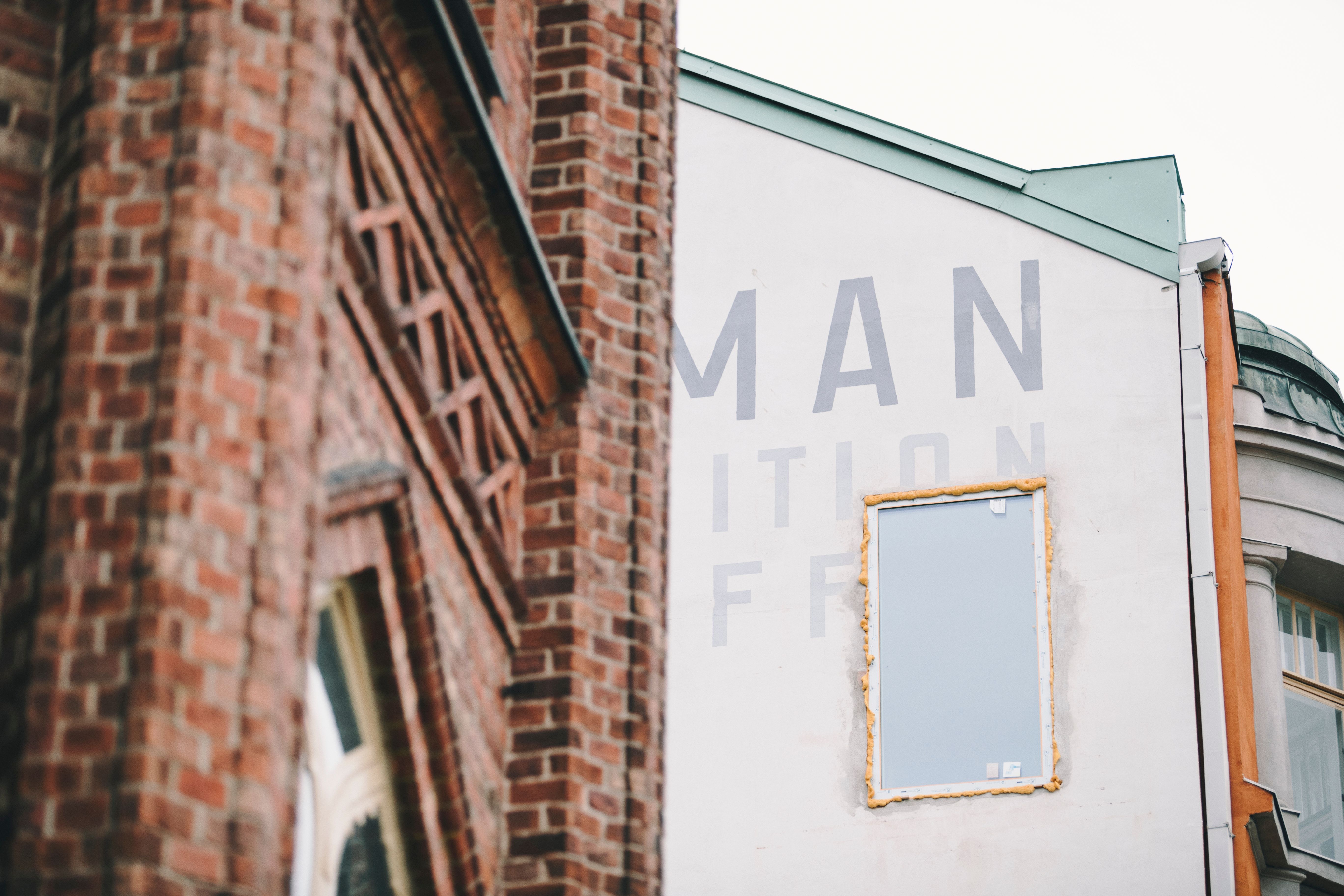 Detalj av Academills fasad.