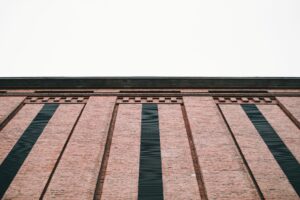 Fasad av röd tegel.