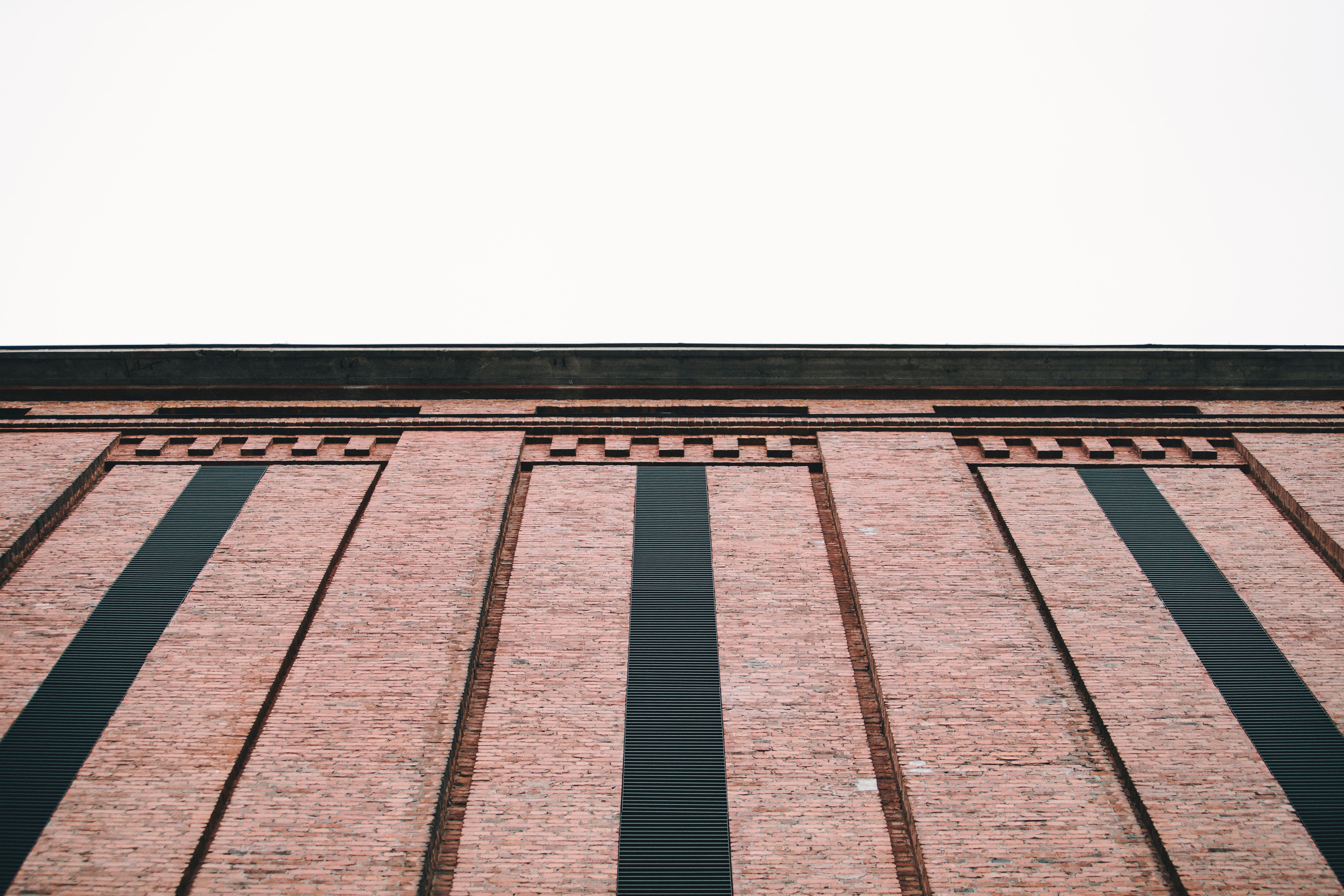 Fasad av röd tegel.