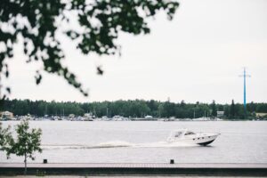 En motorbåt åker förbi bryggan.