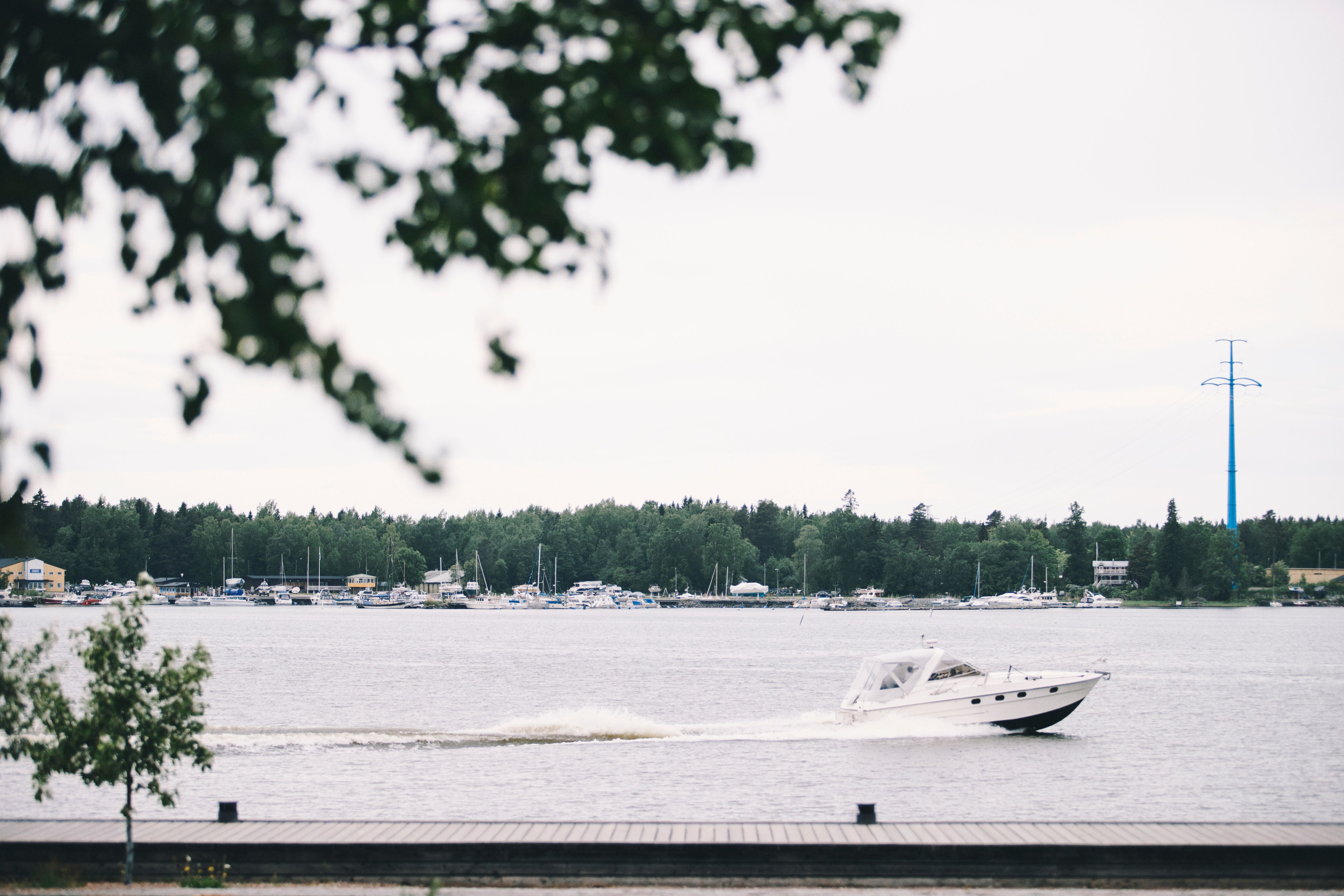 En motorbåt åker förbi bryggan.