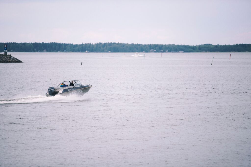 En motorbåt i skärgården.