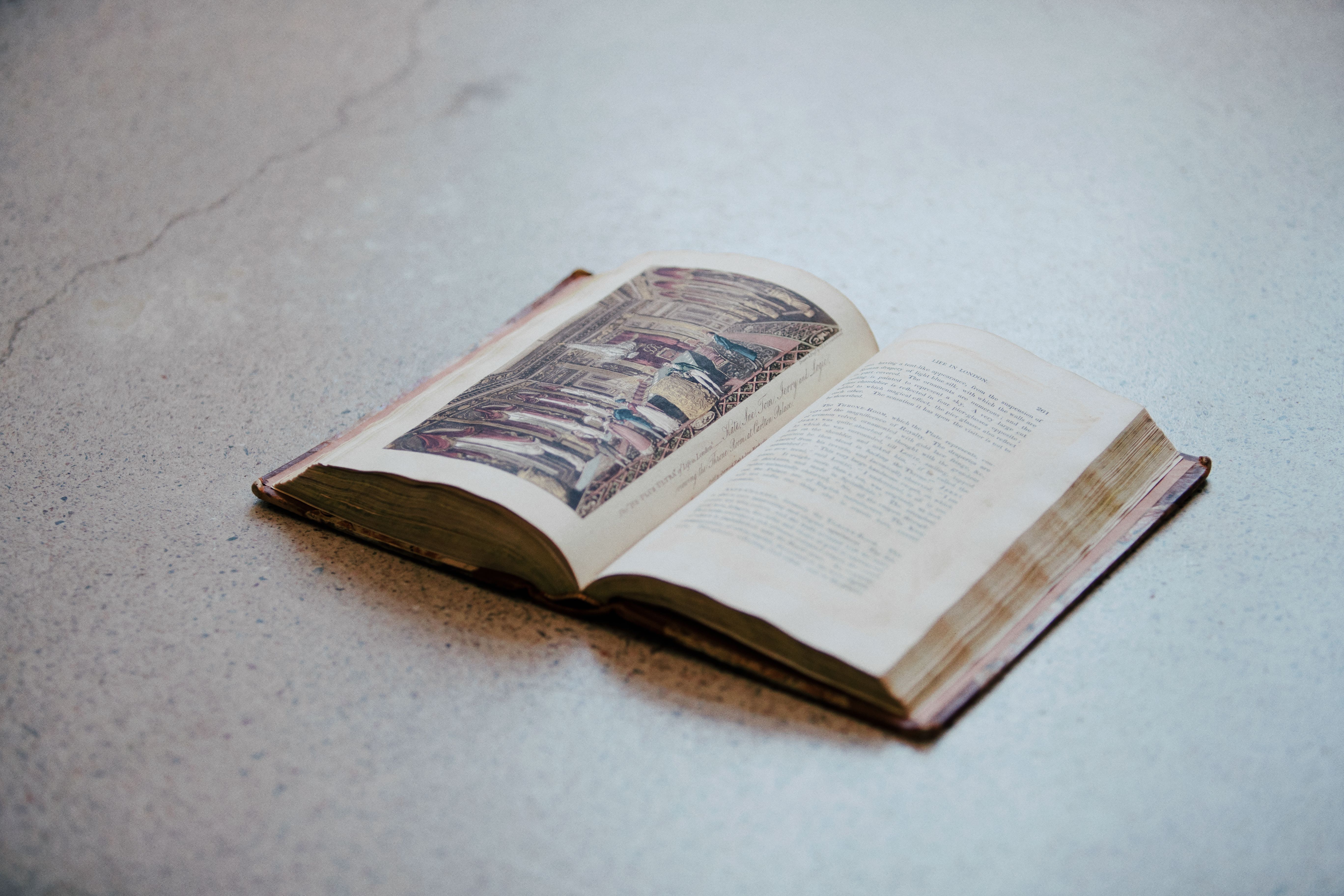 En gammal uppslagen bok.