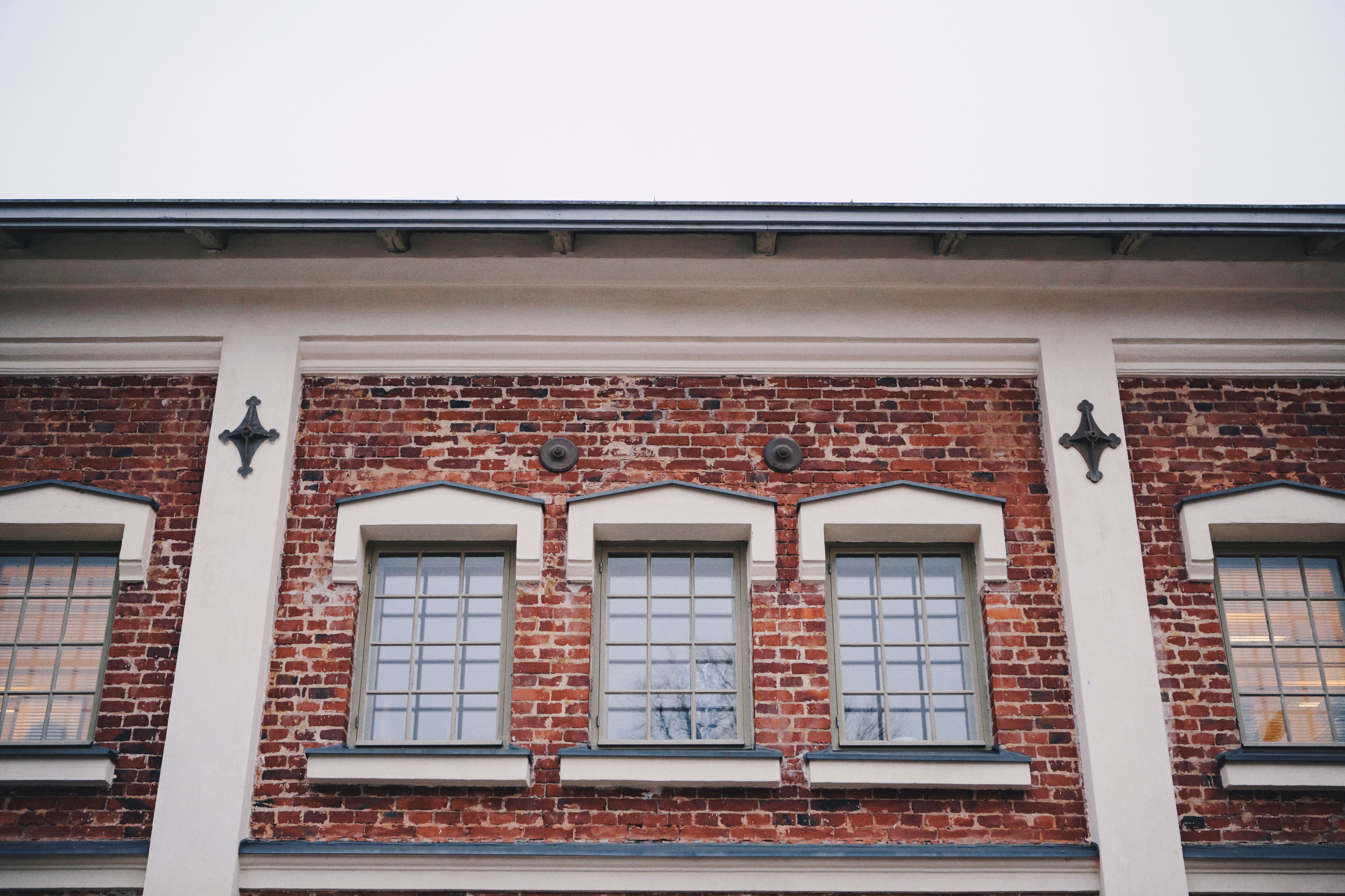 Tegelvägg med fönster i Arken.