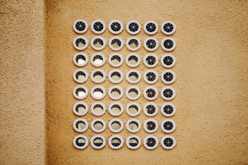 Runda detaljer på Geohusets fasad.