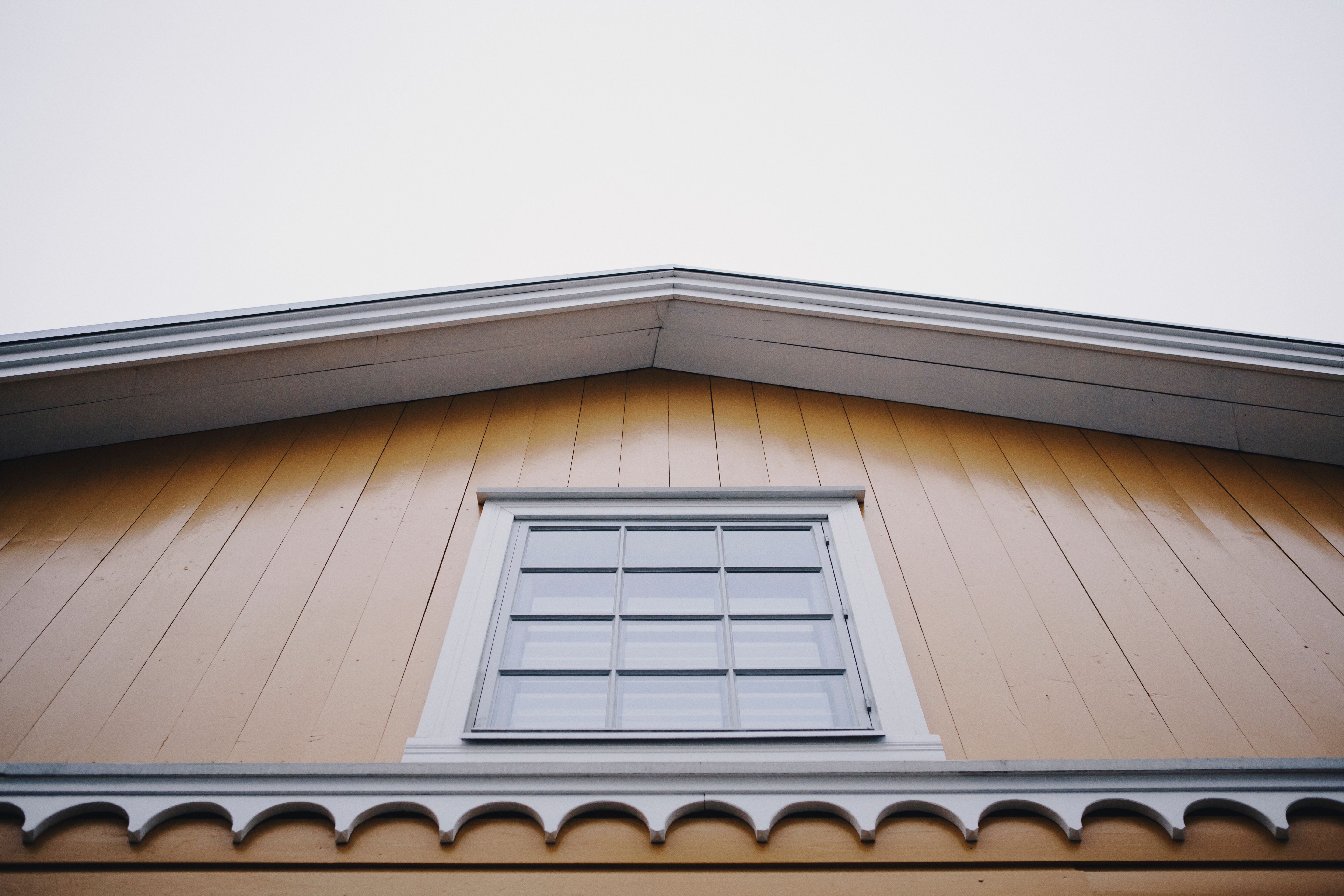 Fasaden på ett gult trähus.