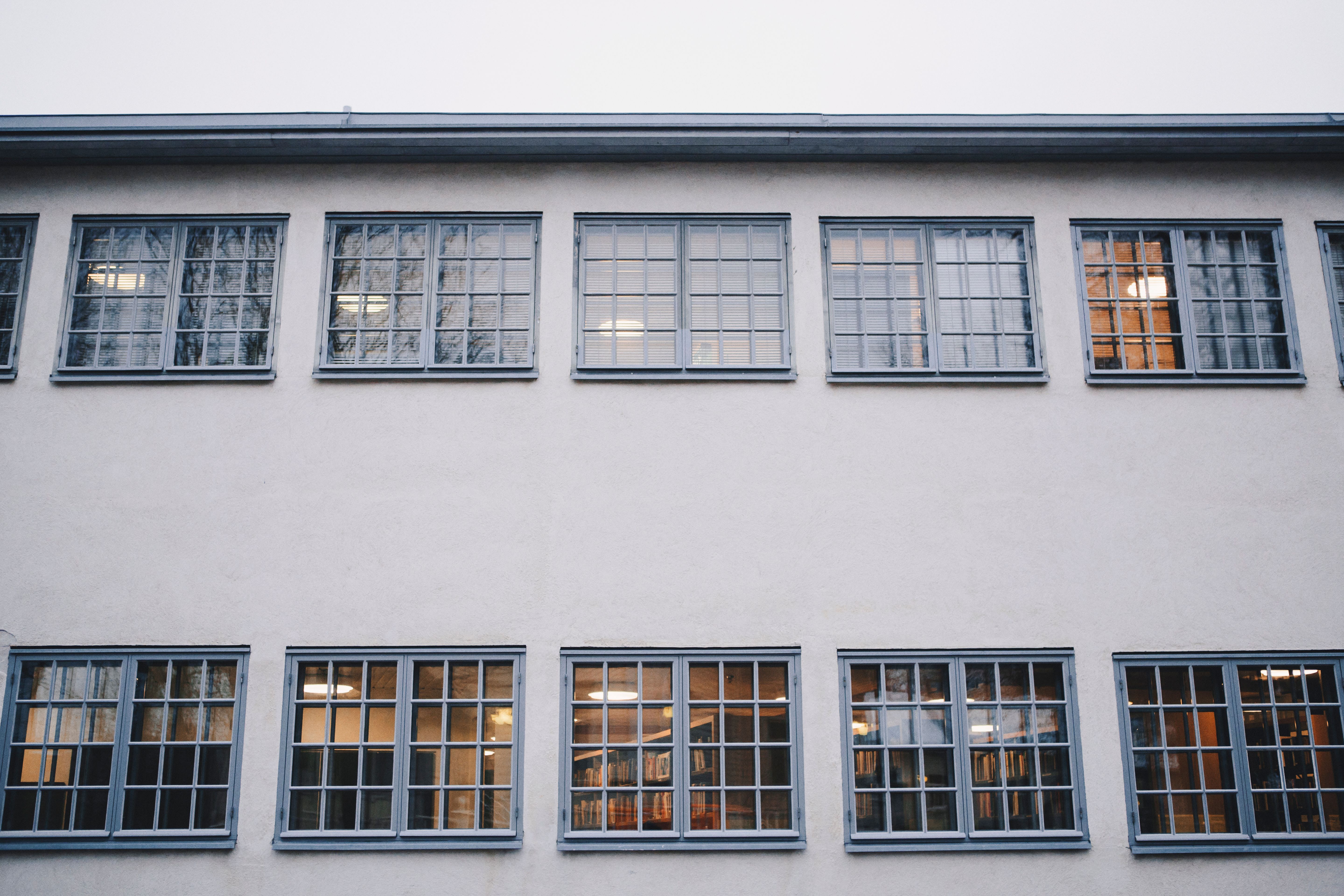 Vit vägg med fönster.