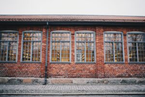 Tegelvägg med fönster i Arken.