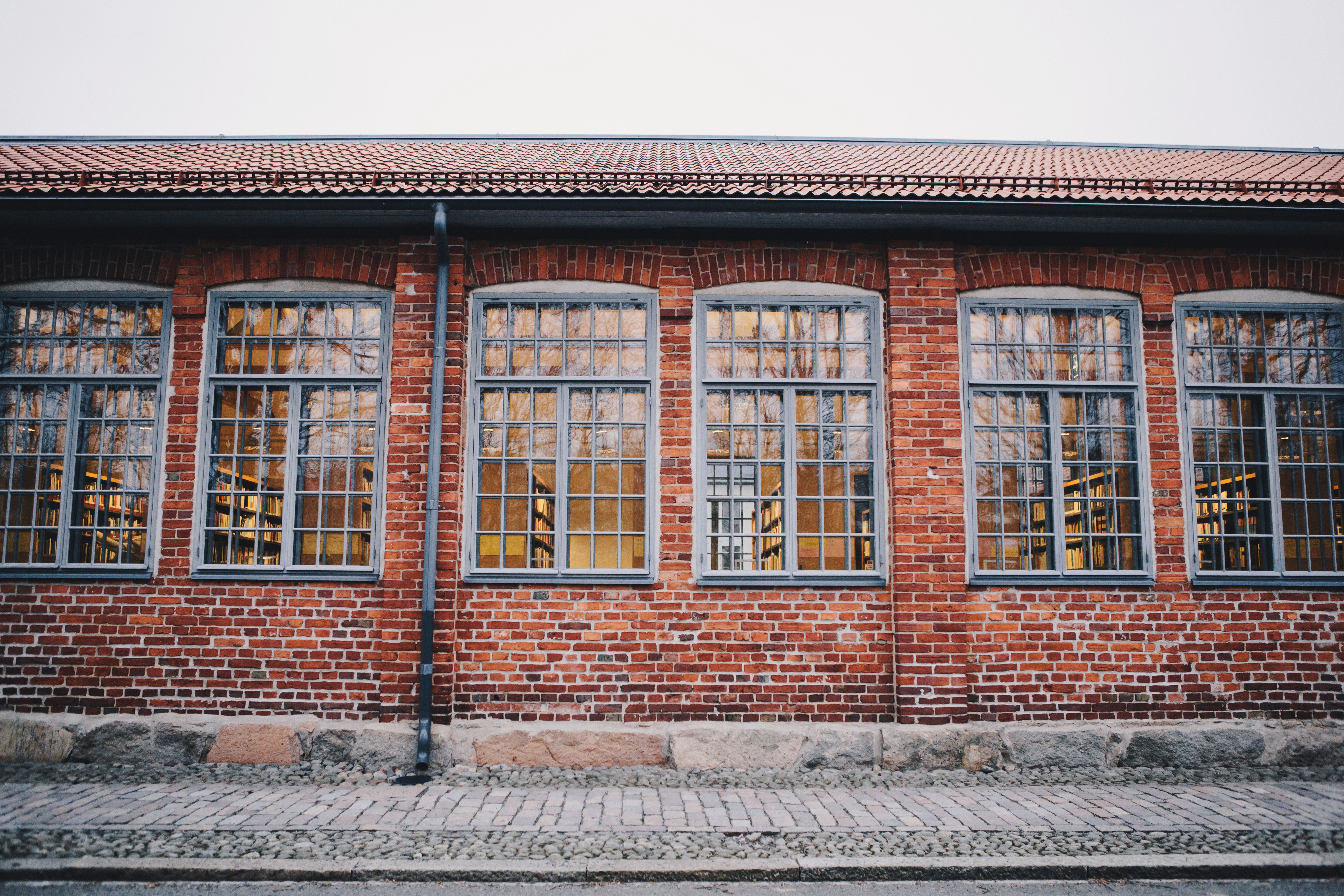 Tegelvägg med fönster i Arken.