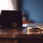 Doktorshatt och värja på ett bord.