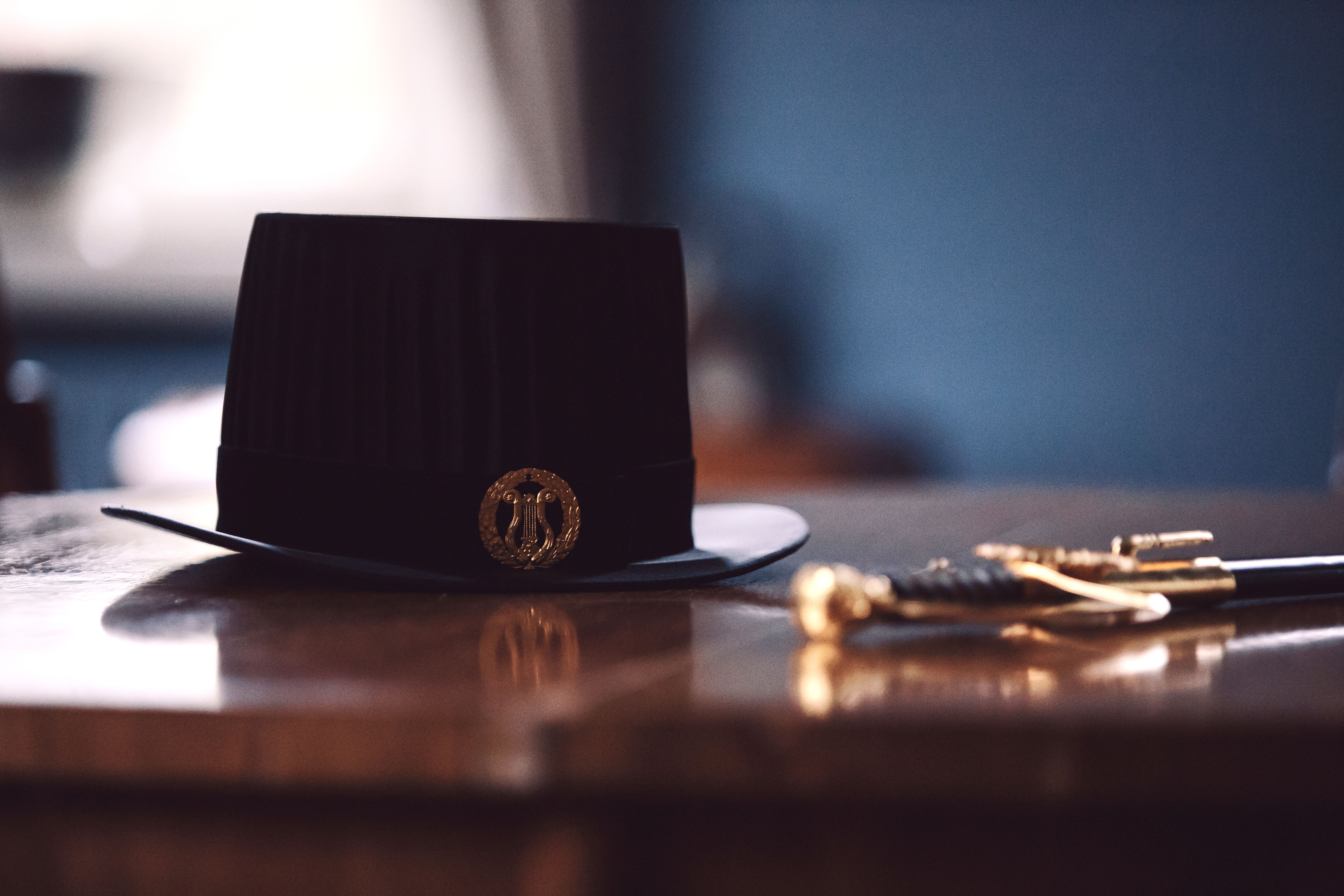 Doktorshatt och värja på ett bord.