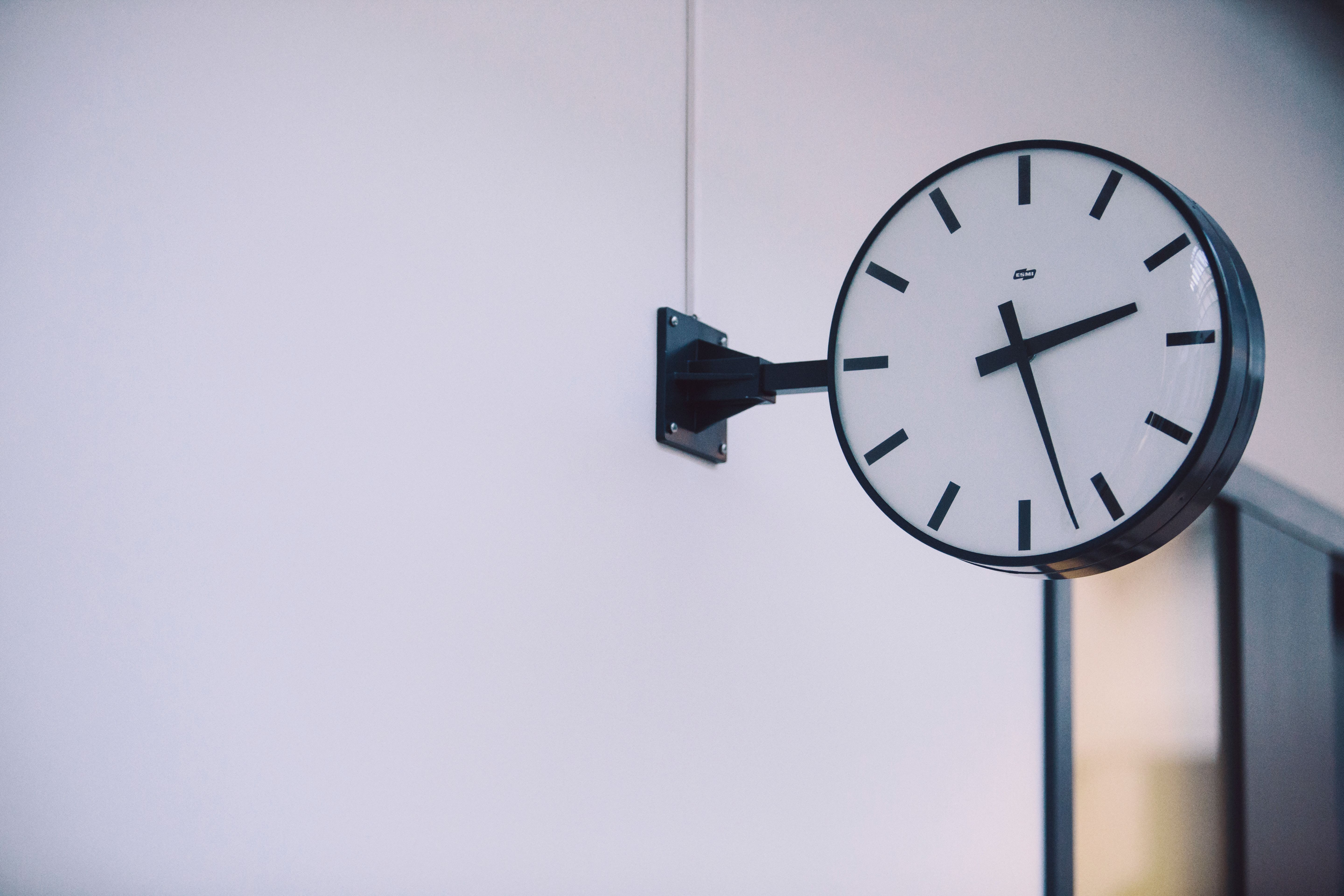 Klocka på väggen.