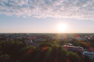 Flygbild på Observatoriet på Vårdberget och vy över Åbo.