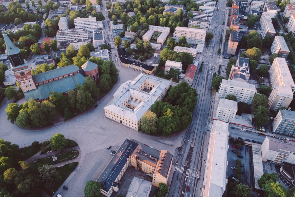 Flygbild på Domkyrkan och Tavastgatan.